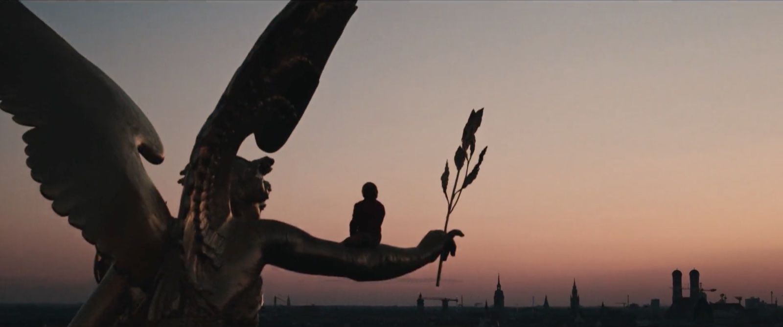 Friedensengel-Silhouette &uuml;ber M&uuml;nchen im Sonnenuntergang